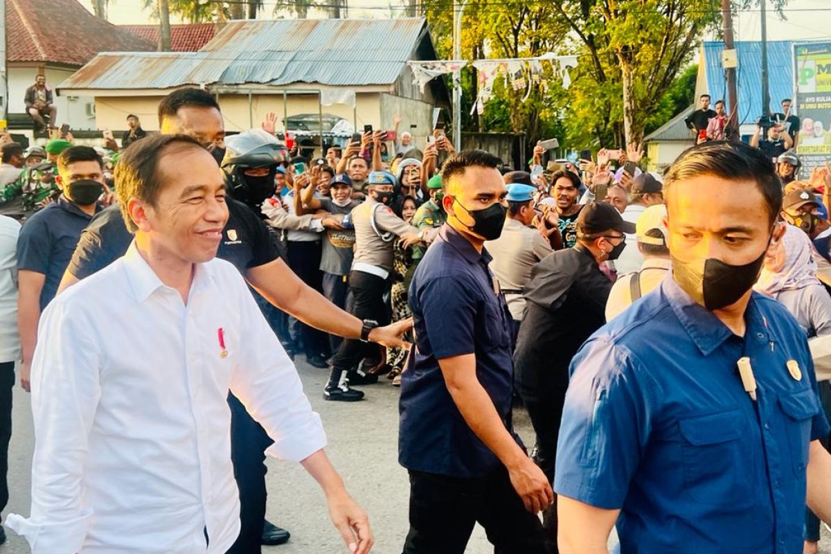 Presiden Joko Widodo jalan kaki ke hotel di Baubau untuk sapa masyarakat