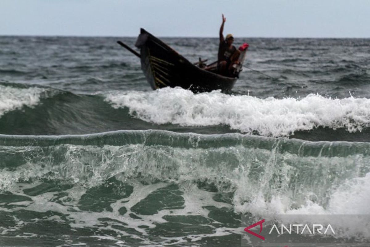 BMKG imbau nelayan waspadai gelombang tinggi di perairan Selat Malaka