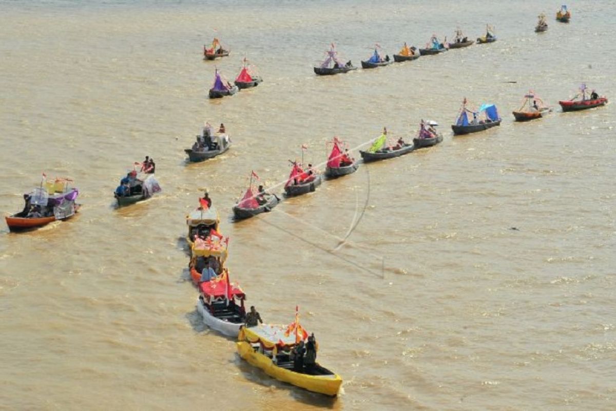 Perade perahu hias Festival Batanghari