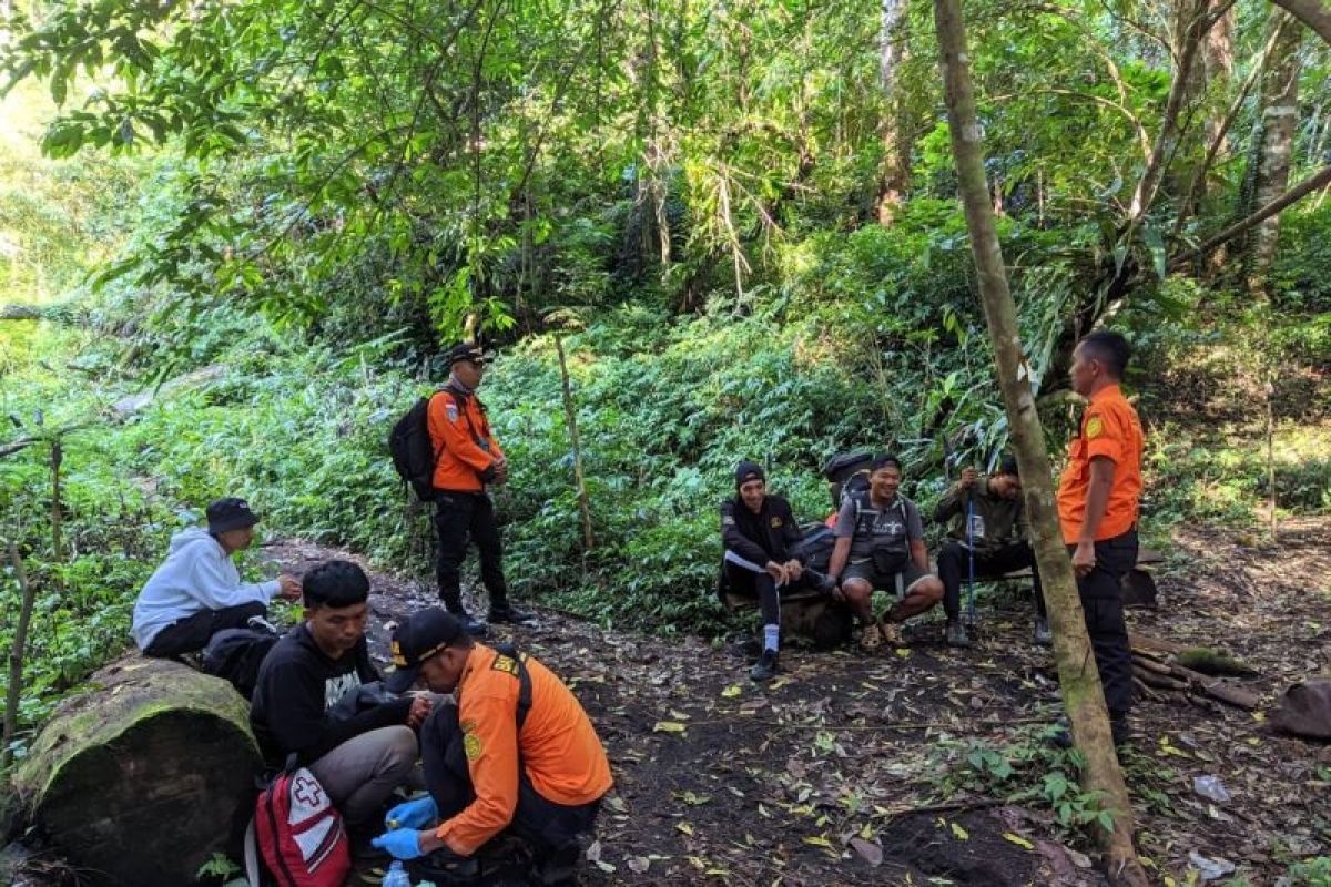 8 orang pendaki Gunung Soputan yang tersesat telah berhasil ditemukan tim SAR gabungan