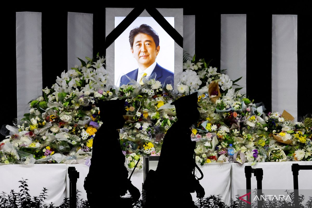 Jepang lepas kepergian Abe dengan bunga dan penghormatan senjata