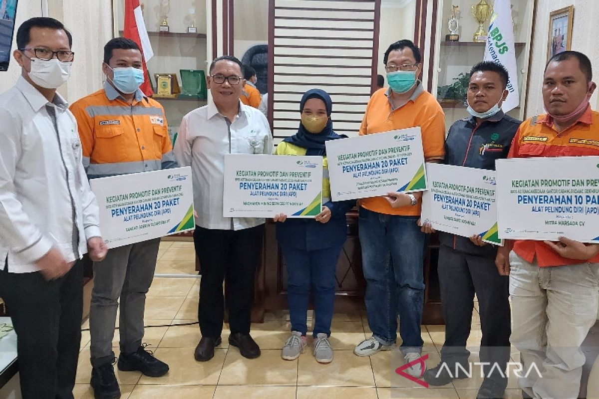 Hindari kecelakaan kerja, BPJamsostek Padang Sidempuan sumbang APD