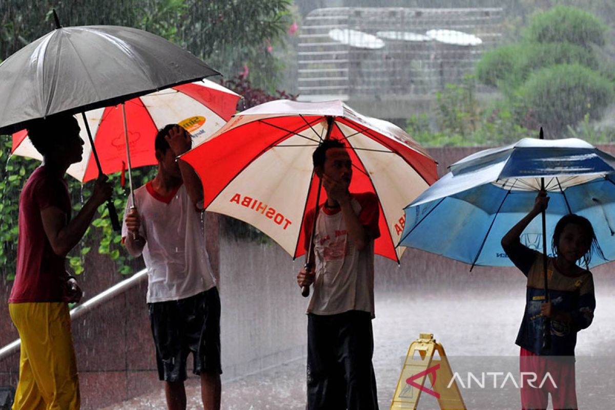 Hujan berbagai intensitas landa banyak kota besar pada Jumat
