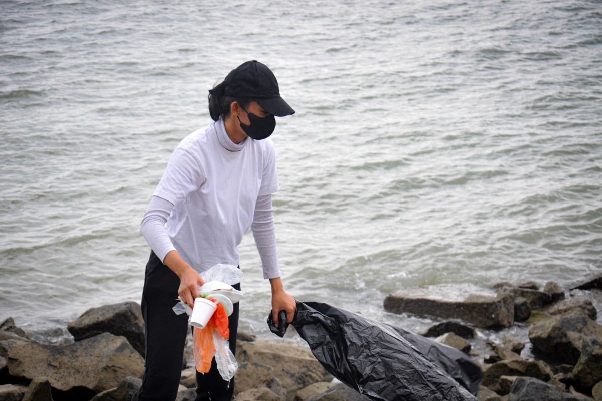 Aksi bersih sampah meriahkan peringatan Hari Pariwisata Sedunia di Kepri