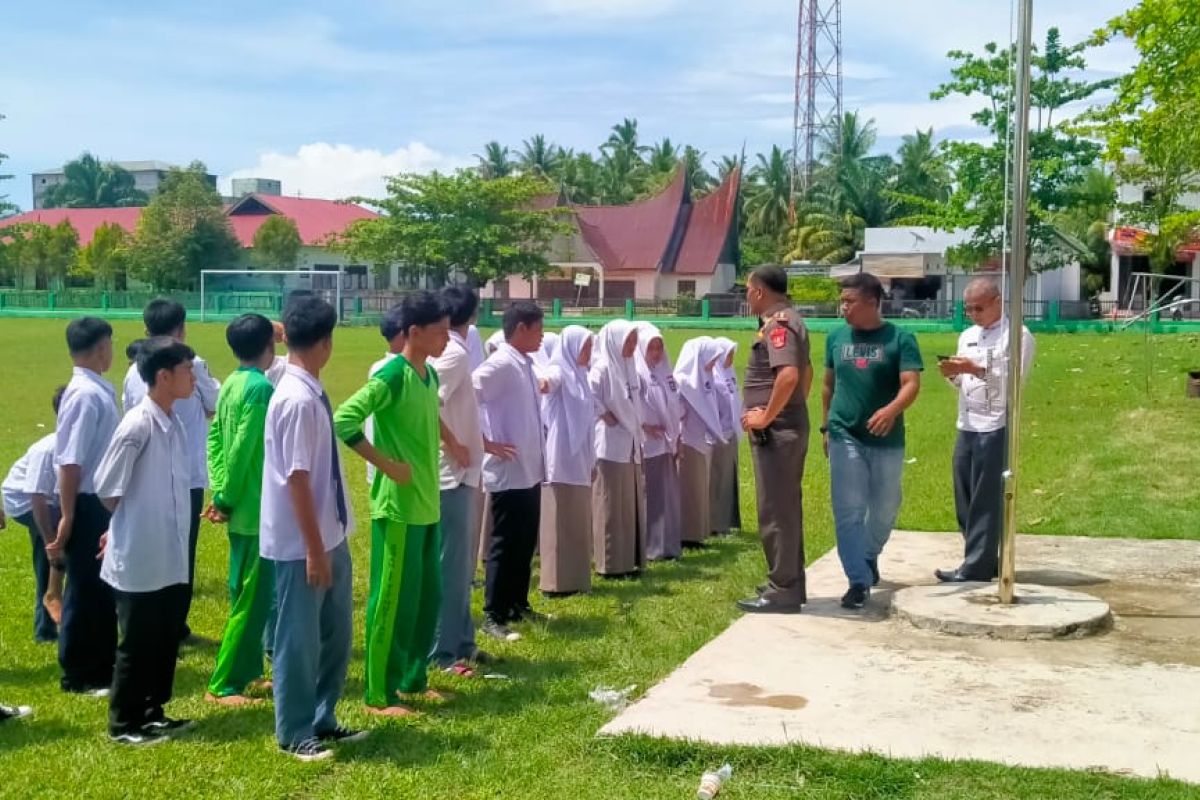 Satpol PP Damkar Agam amankan 26 pelajar bolos di Pantai Tiku