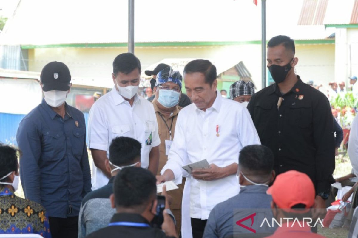 Presiden serahkan BSU peserta BPJS Ketenagakerjaan di Baubau-Buton