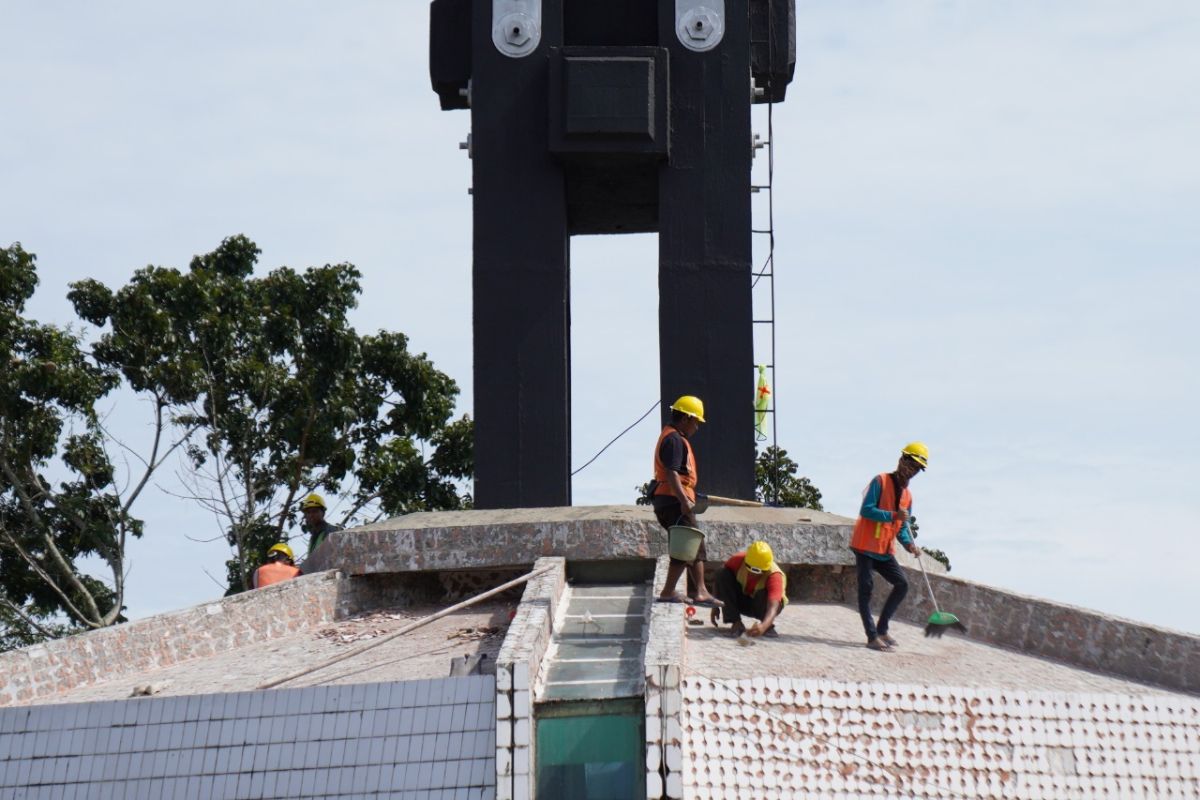 Refurbishment work conducted at Pontianak's Equator Monument