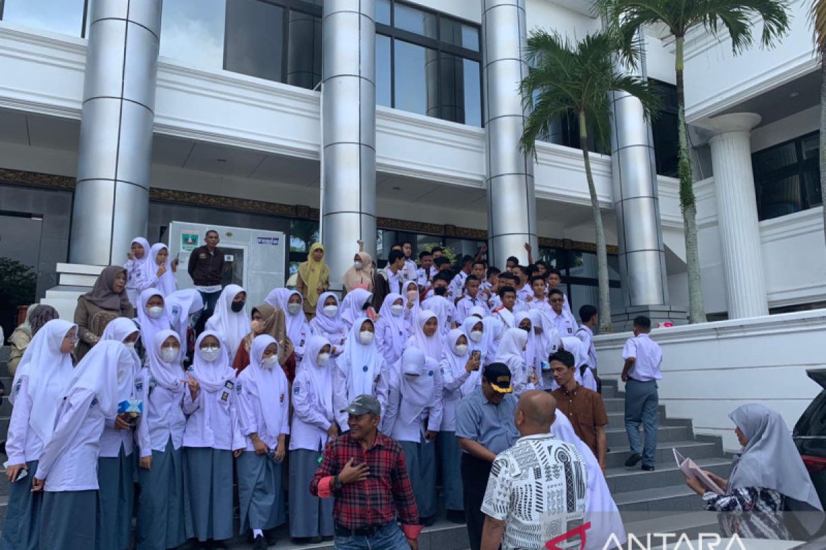 Ratusan orang tua pelajar SMA 1 Padang adukan fasilitas sekolah minim ke DPRD Sumbar