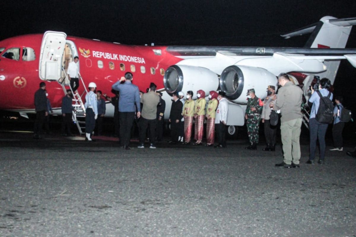 Presiden Jokowi tiba di Ternate Maluku Utara, langsung disambut Gubernur Malut Abdul Gani Kasuba