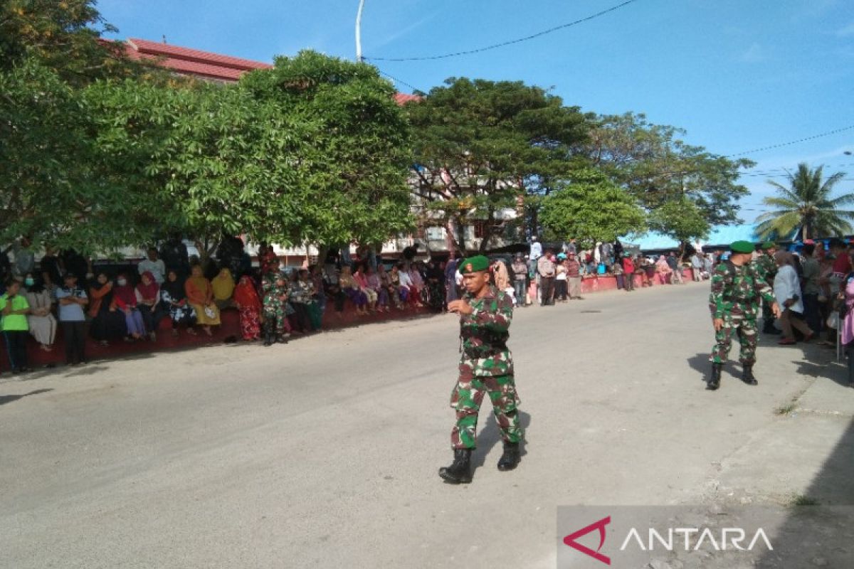 Warga Baubau padati Pasar Wameo menanti kedatangan Presiden Joko Widodo