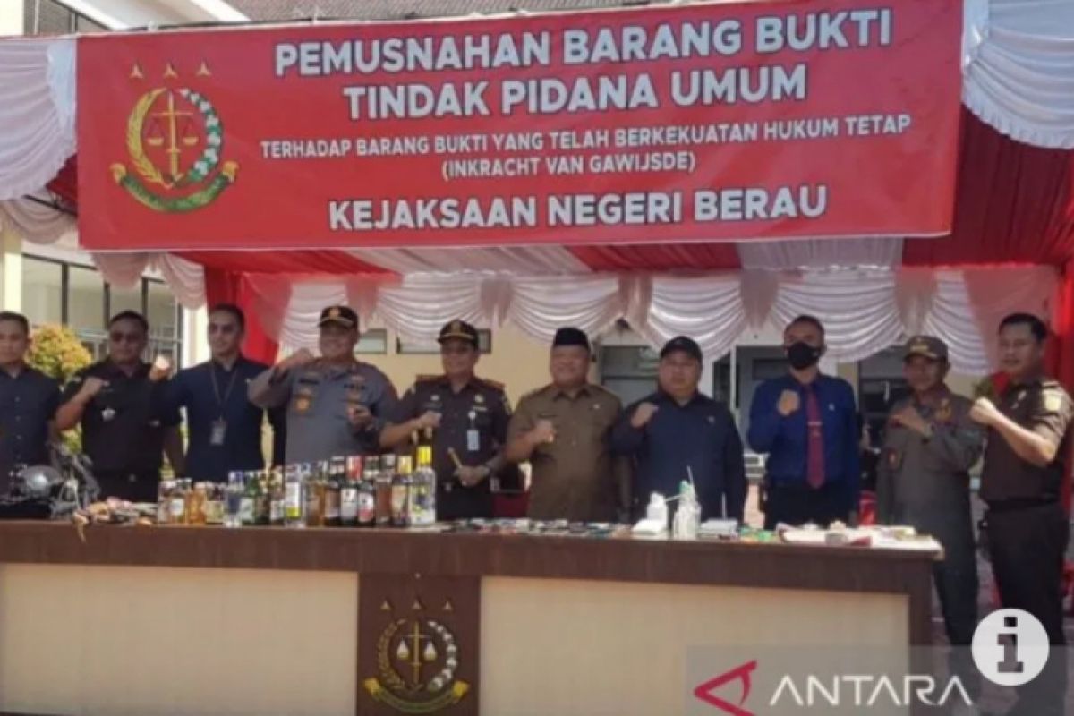 Kejari Berau musnahkan barang bukti  155 perkara