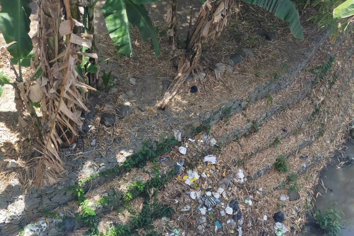Sampah penuhi Sungai Tiwugalih Lombok Tengah ancam banjir
