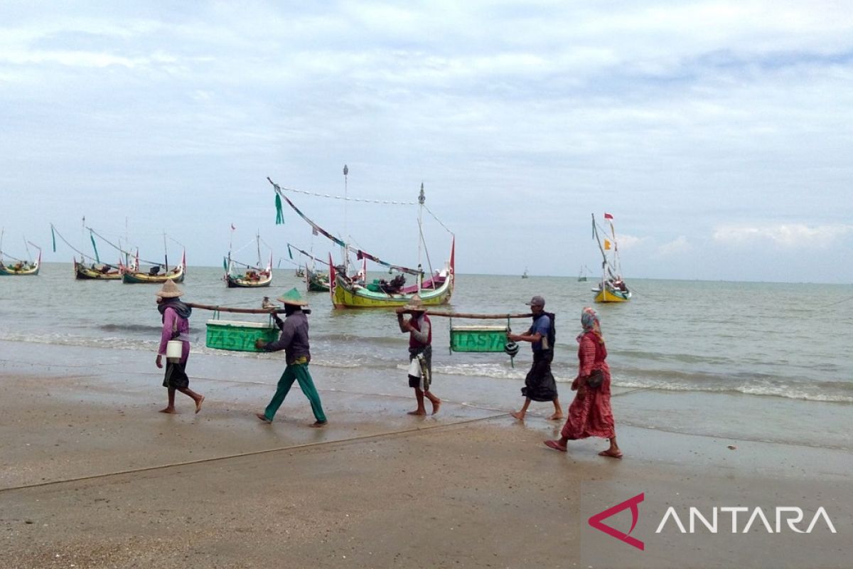 Pemkab bantu alat tangkap ikan nelayan Bangkalan terdampak BBM