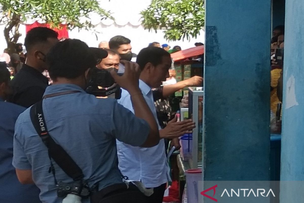 Presiden serahkan bantuan modal kerja pedagang di Pasar Wameo Baubau