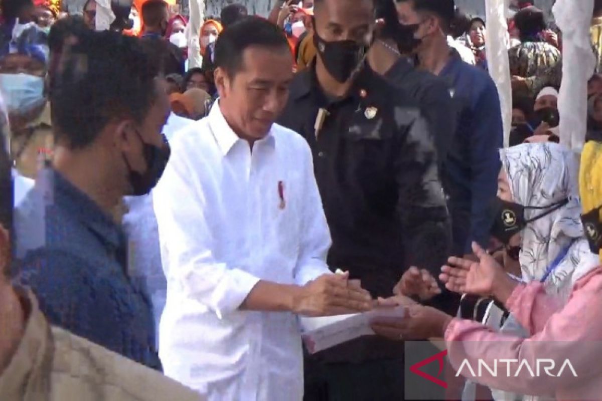 President Jokowi distributes BSU, BLT BBM assistance to Baubau residents