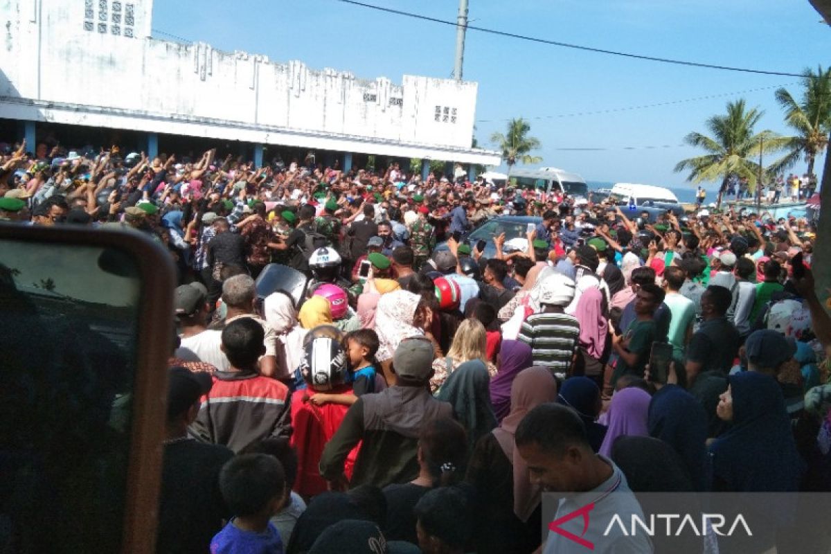Warga Baubau rela berdesak-desakan demi melihat Presiden Joko Widodo