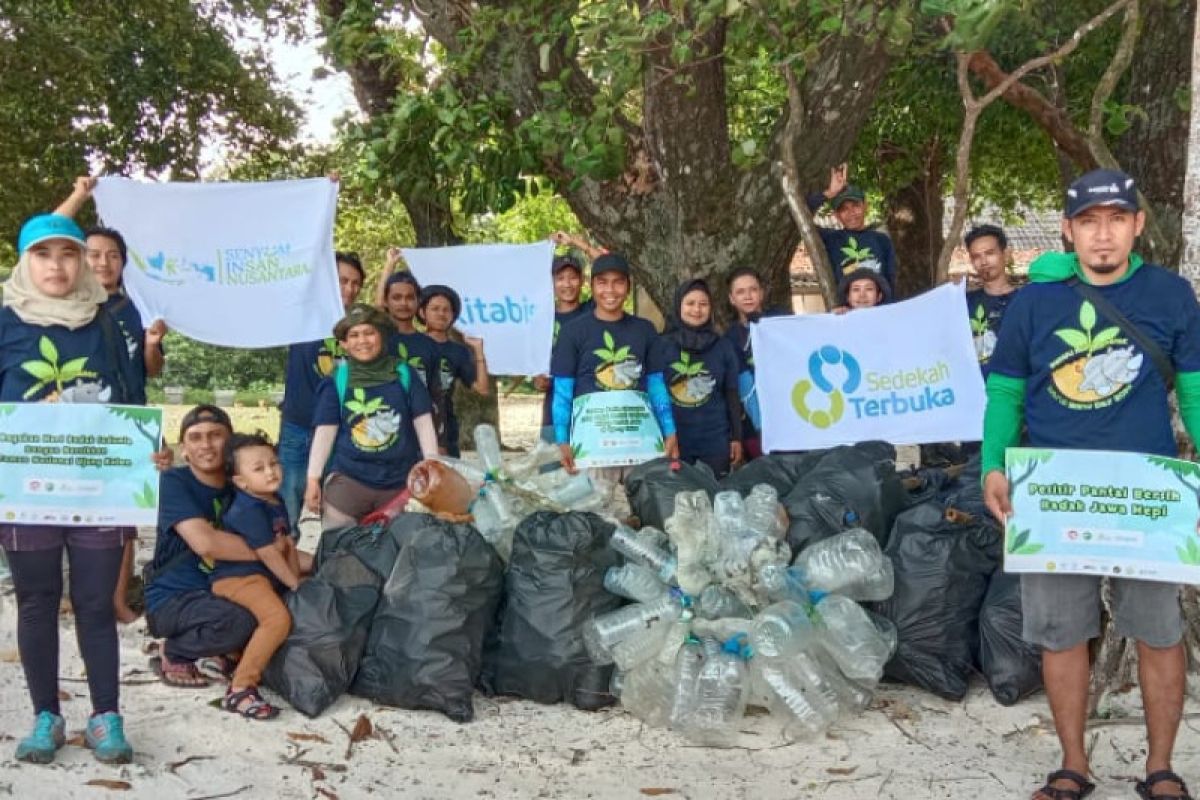 Lintas komunitas bersihkan sampah di TNUK jaga kelestarian badak Jawa