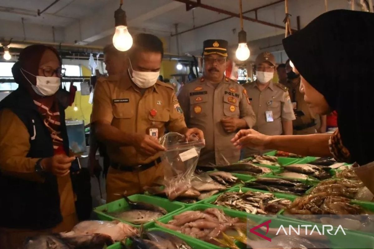 Pemkot Jaktim periksa sampel bahan pangan di lima pasar tradisional