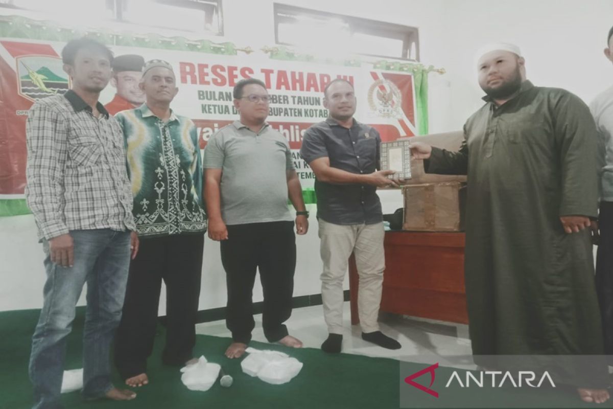 Syairi Mukhlis serahkan bantuan Al Quran di Ponpes Darul Ihsan