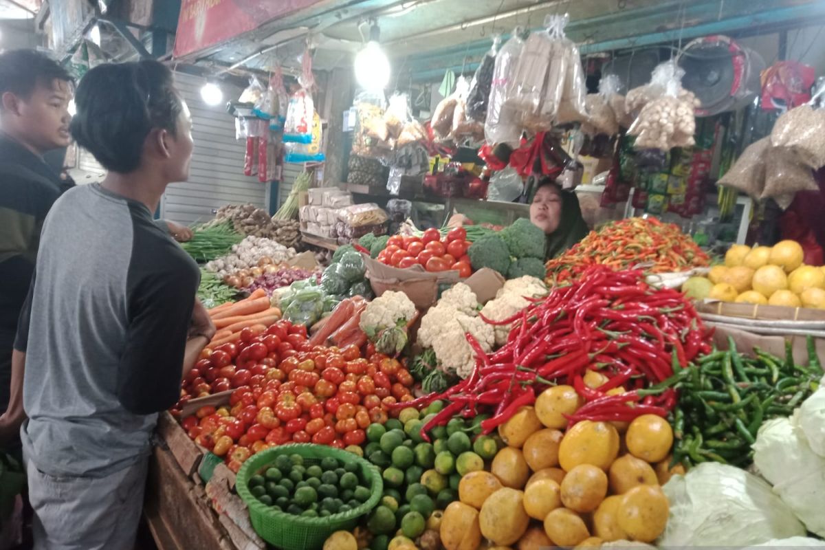 Harga bahan pokok di sejumlah pasar Jember stabil