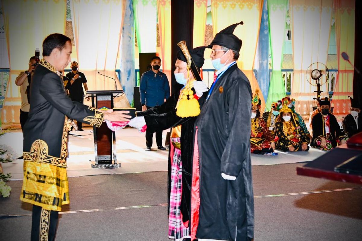 President Jokowi receives honorary title from Buton Sultanate