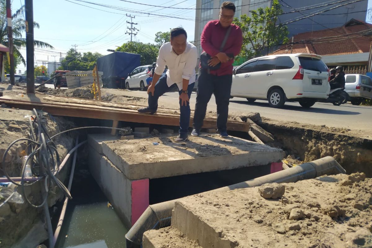 Proyek gorong-gorong di Surabaya sempat rusak jaringan pipa PDAM