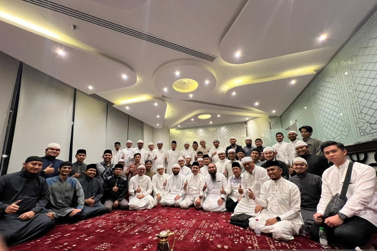 Bangga, Gubri berjumpa  Syekh Ariful Bahri dan mahasiswa Riau di Madinah