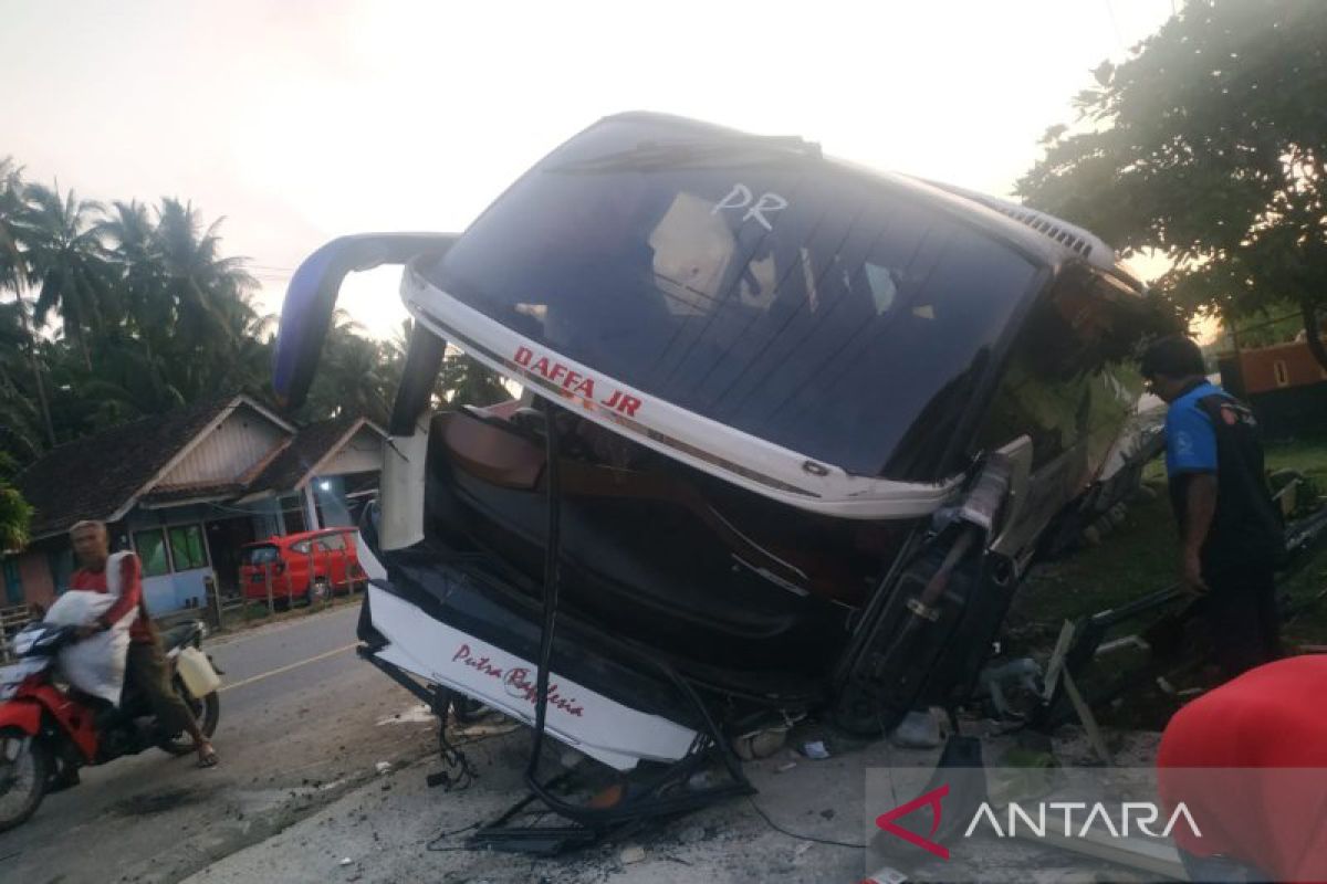 Bus atlet beladiri asal Bengkulu alami kecelakaan tunggal