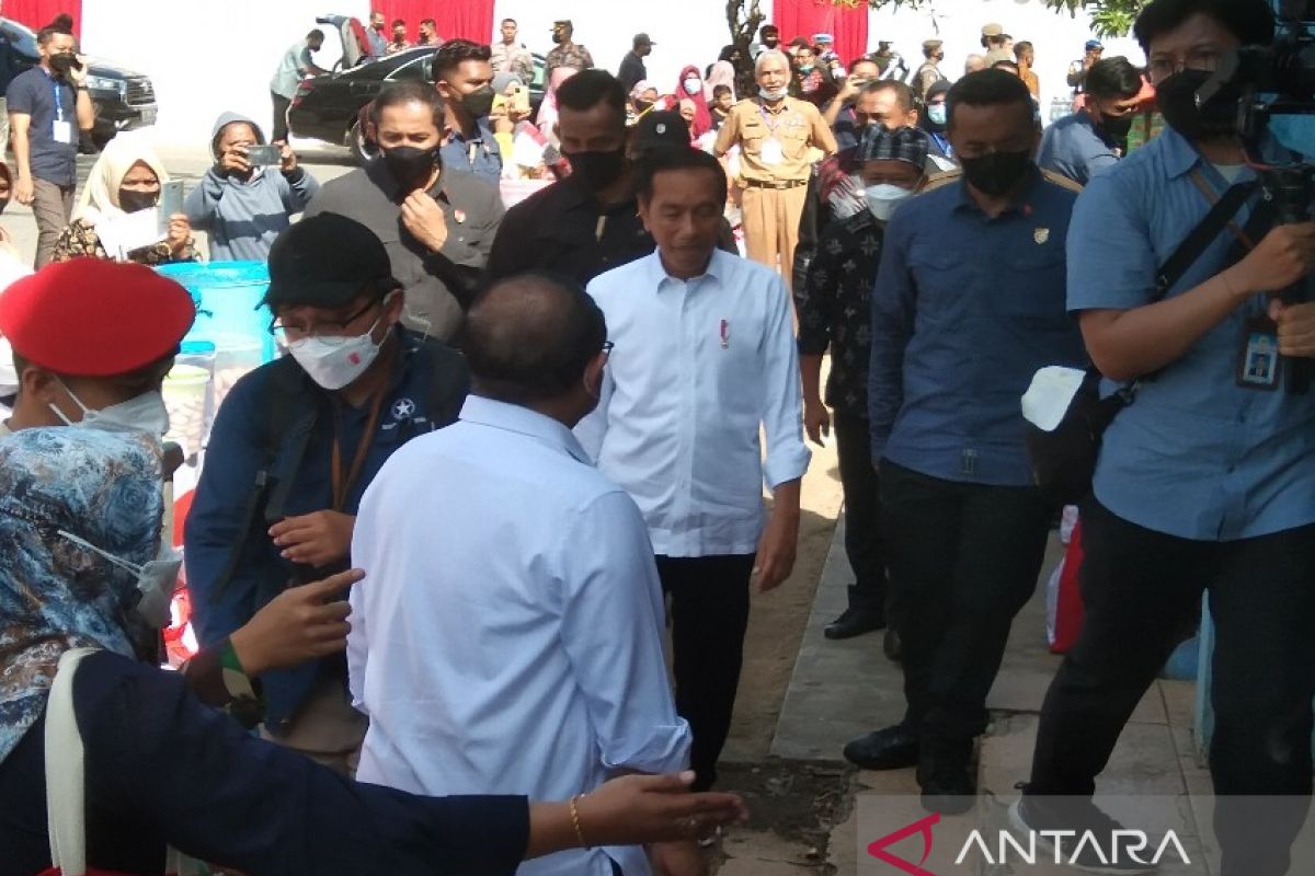 Presiden Jokowi temui para pedagang di Pasar, kabupaten Baubau