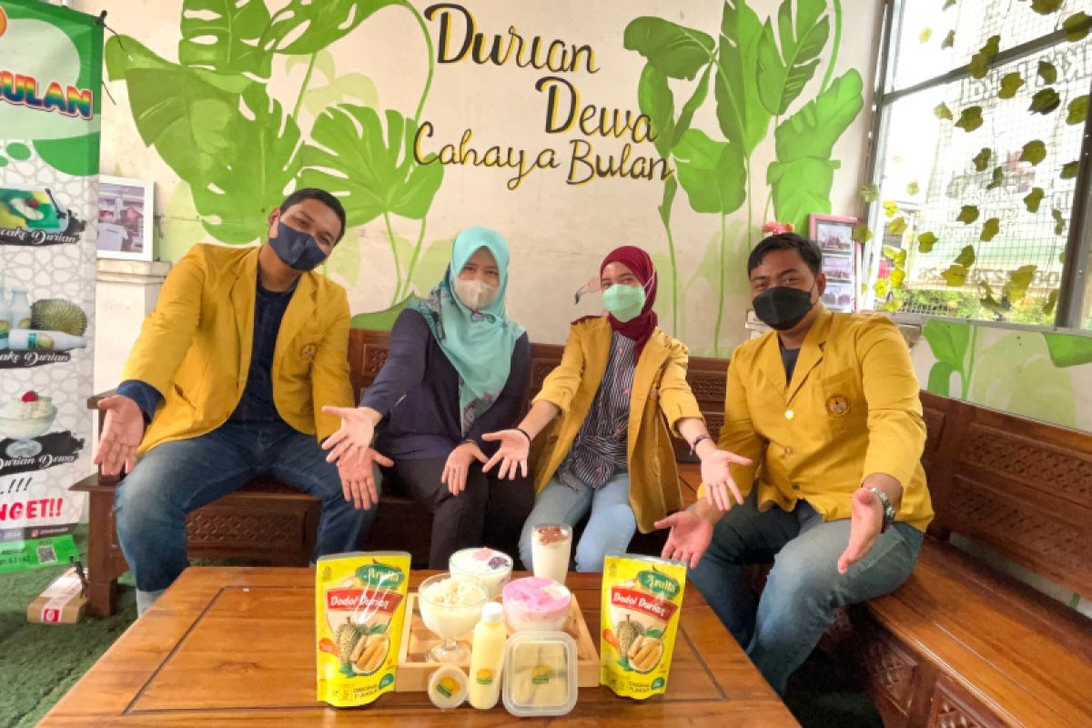 Tim mahasiswa dan dosen inovasi buah durian