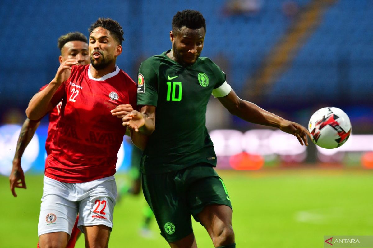 Mantan gelandang Nigeria dan Chelsea Obi Mikel gantung sepatu