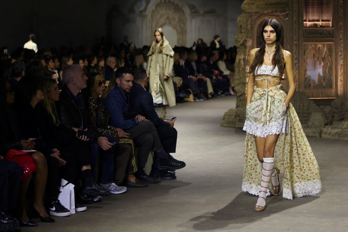 Dior membawa tema "baroque" di Paris