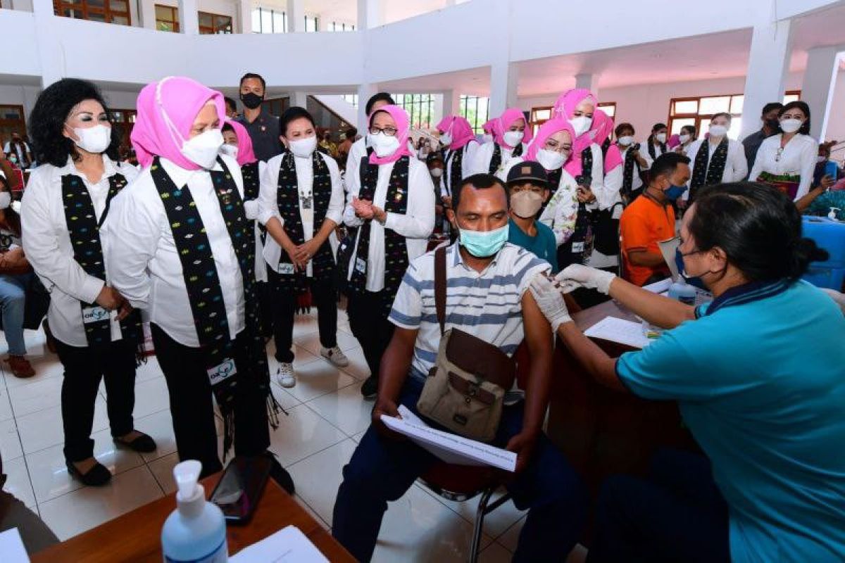 Ibu Negara tinjau vaksinasi COVID-19 di Labuan Bajo, Manggarai Barat