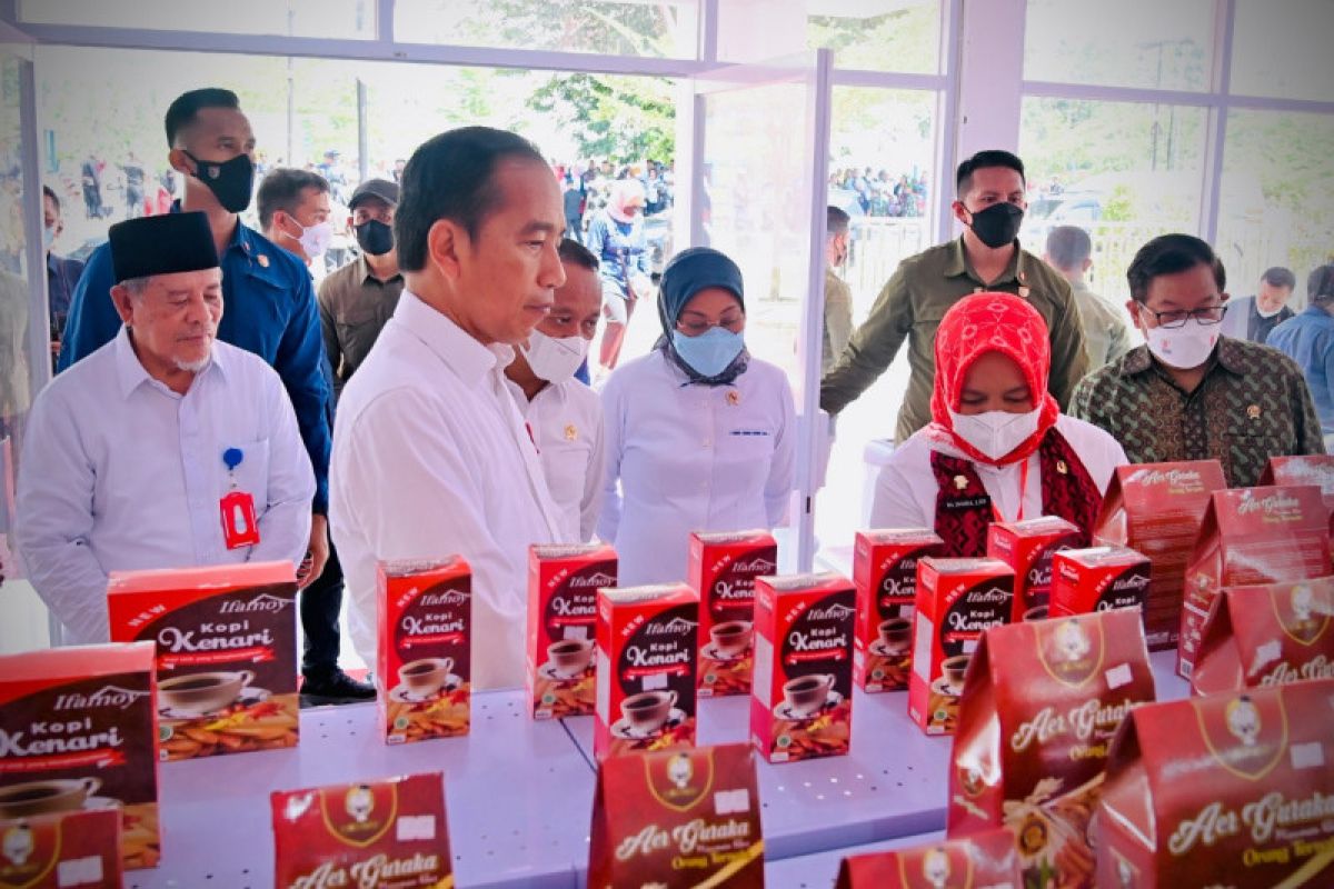 Presiden ajak provinsi lain tiru Maluku Utara kembangkan UKM Mart