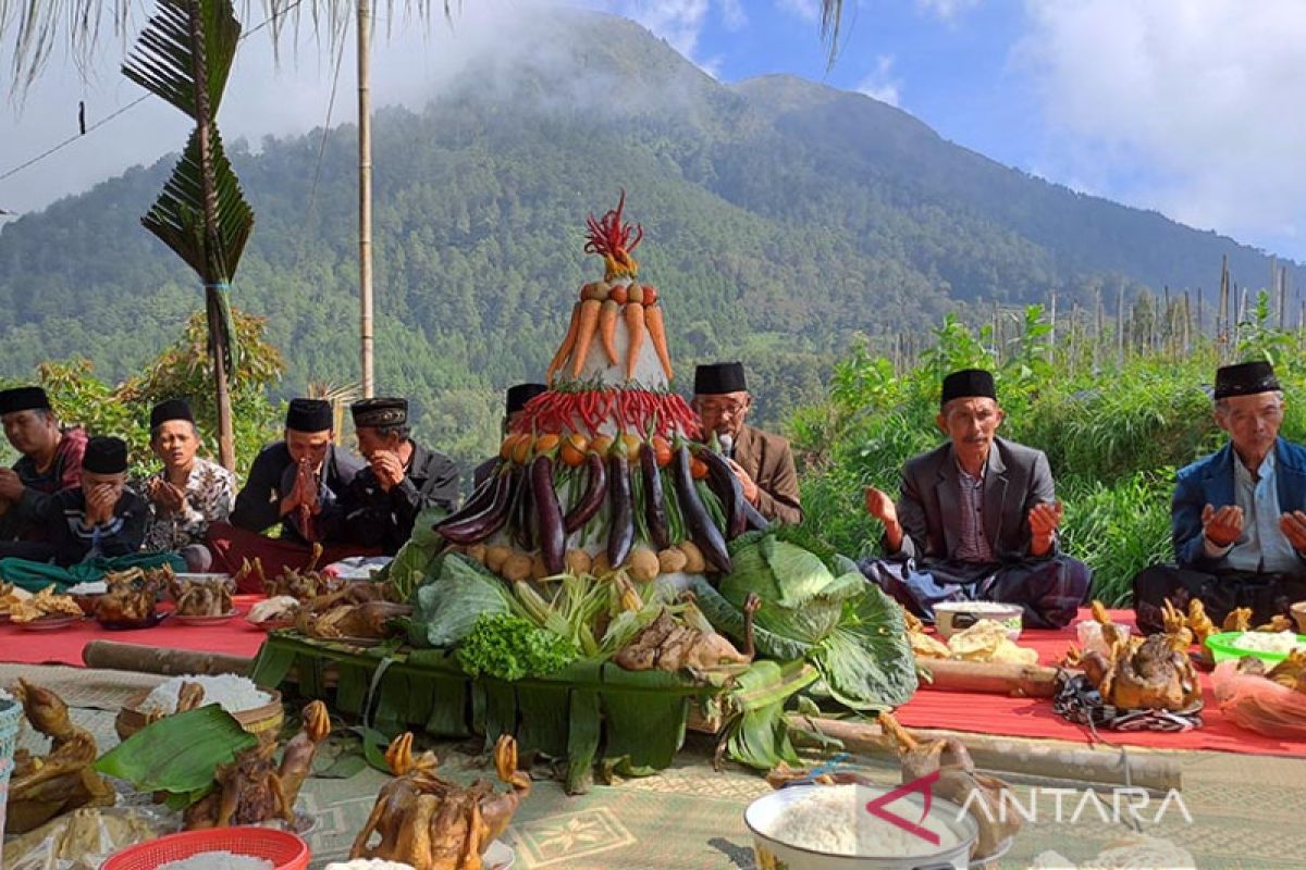 Tradisi "Tumpeng Jangka" bangkitkan semangat tani warga Gunung Andong