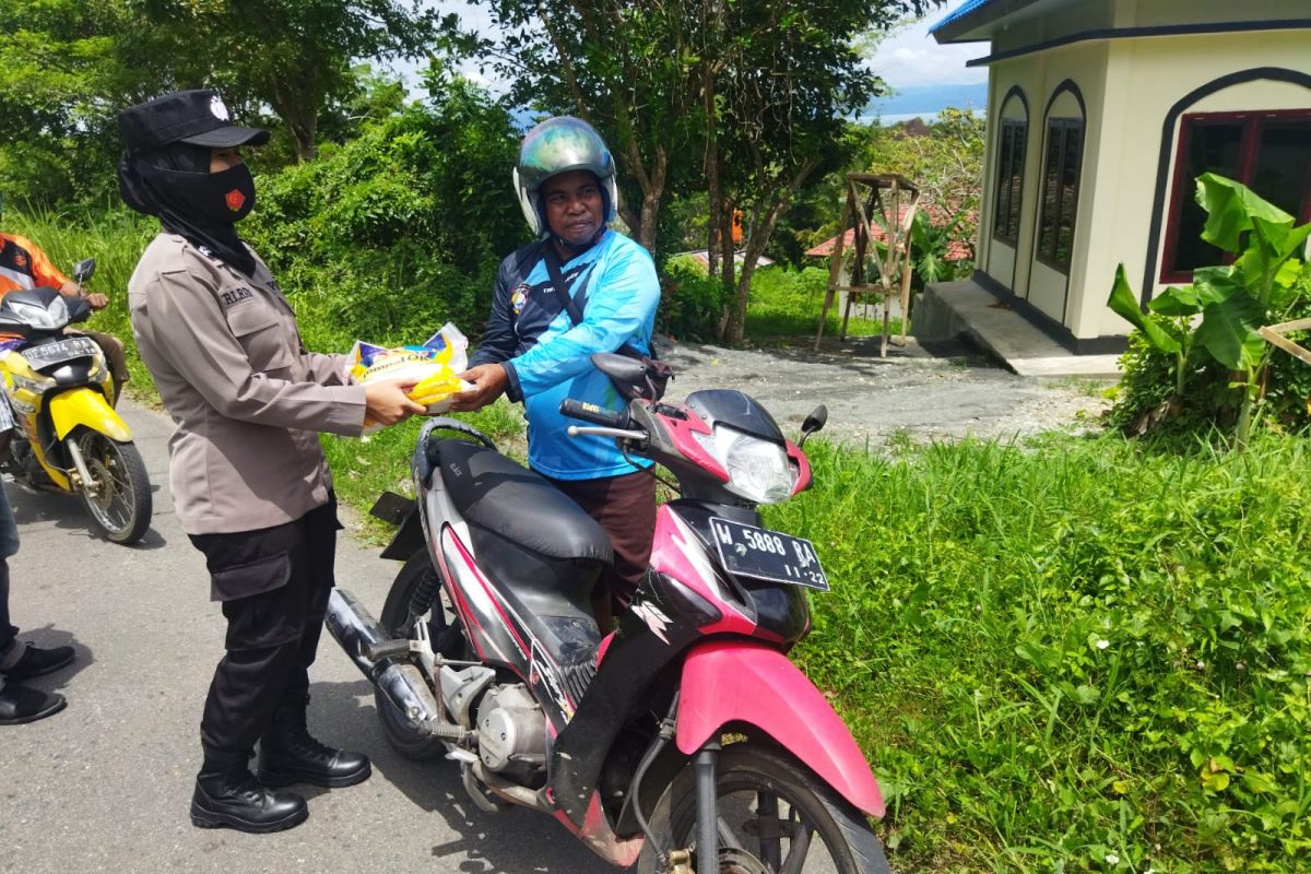 Polisi salurkan bansos beras 100 Kg untuk warga Amahai Maluku Tengah, patut diapresiasi