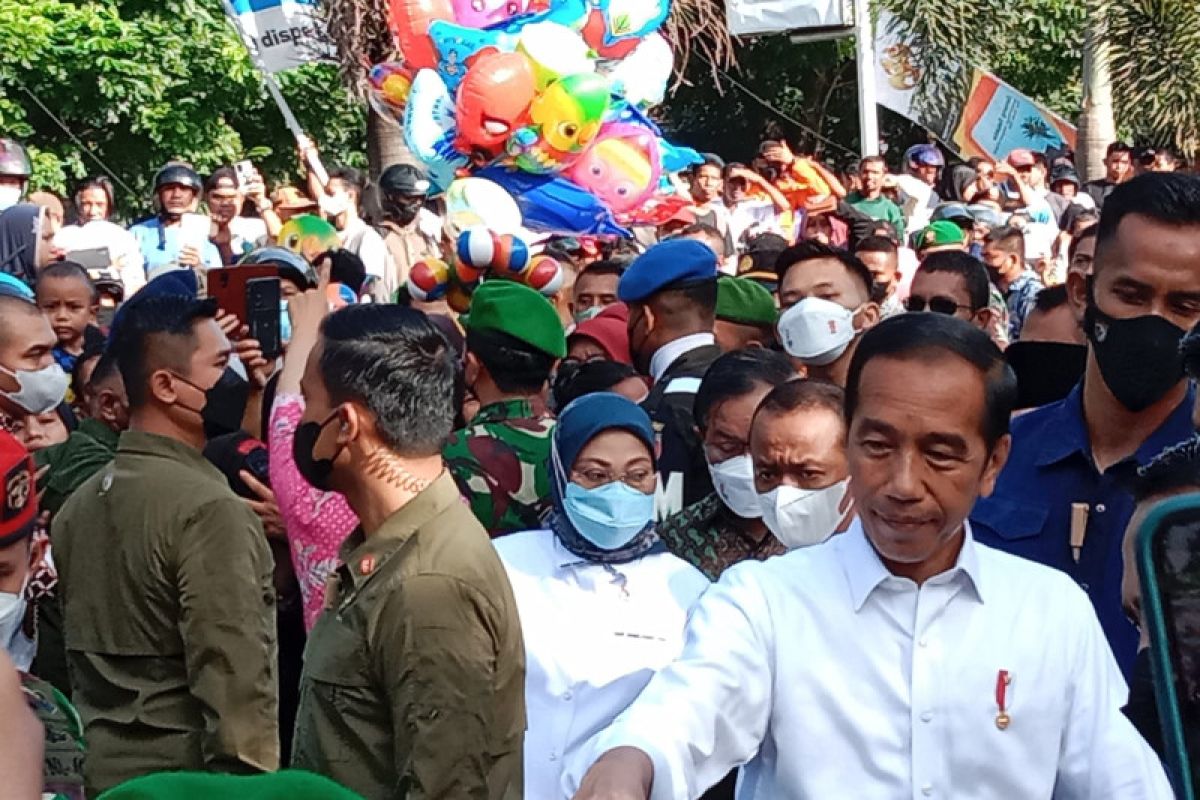 Warga berdesak-desakan menyambut Presiden Jokowi di pasar Ternate