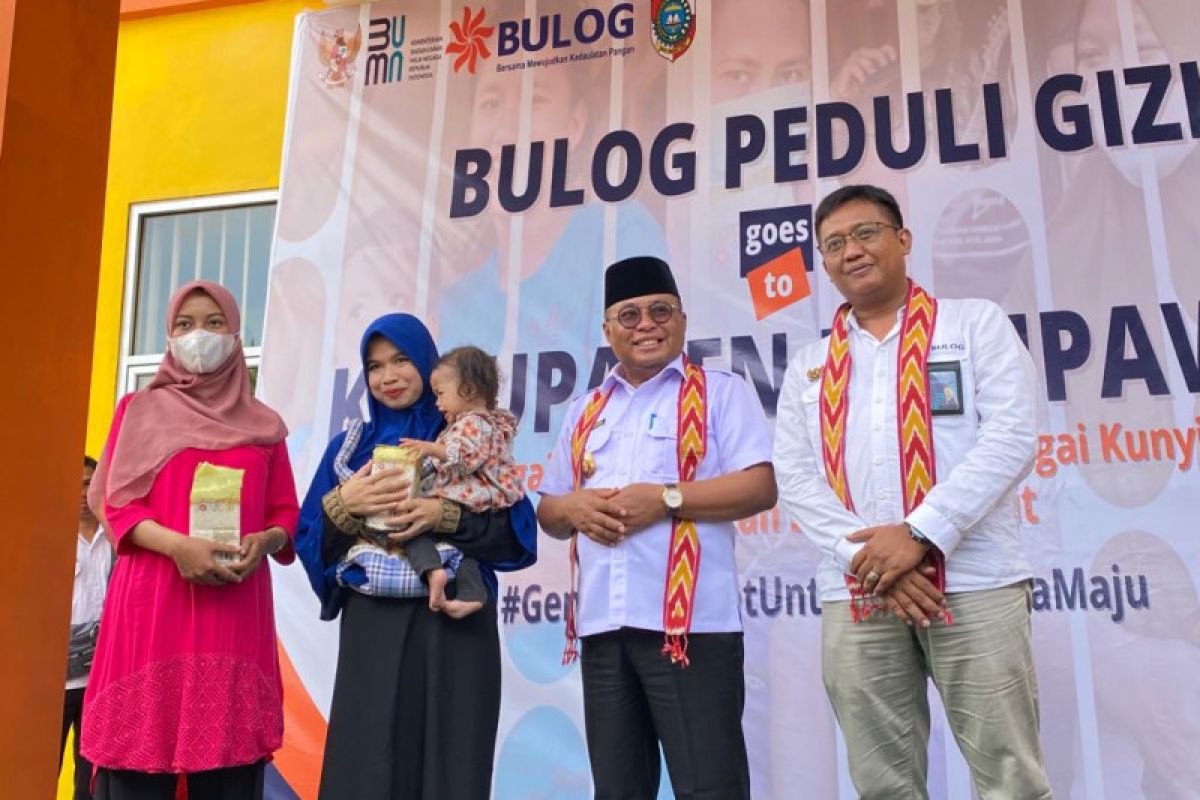 Bulog bantu beras fortivit untuk ibu hamil dan balita di Mempawah