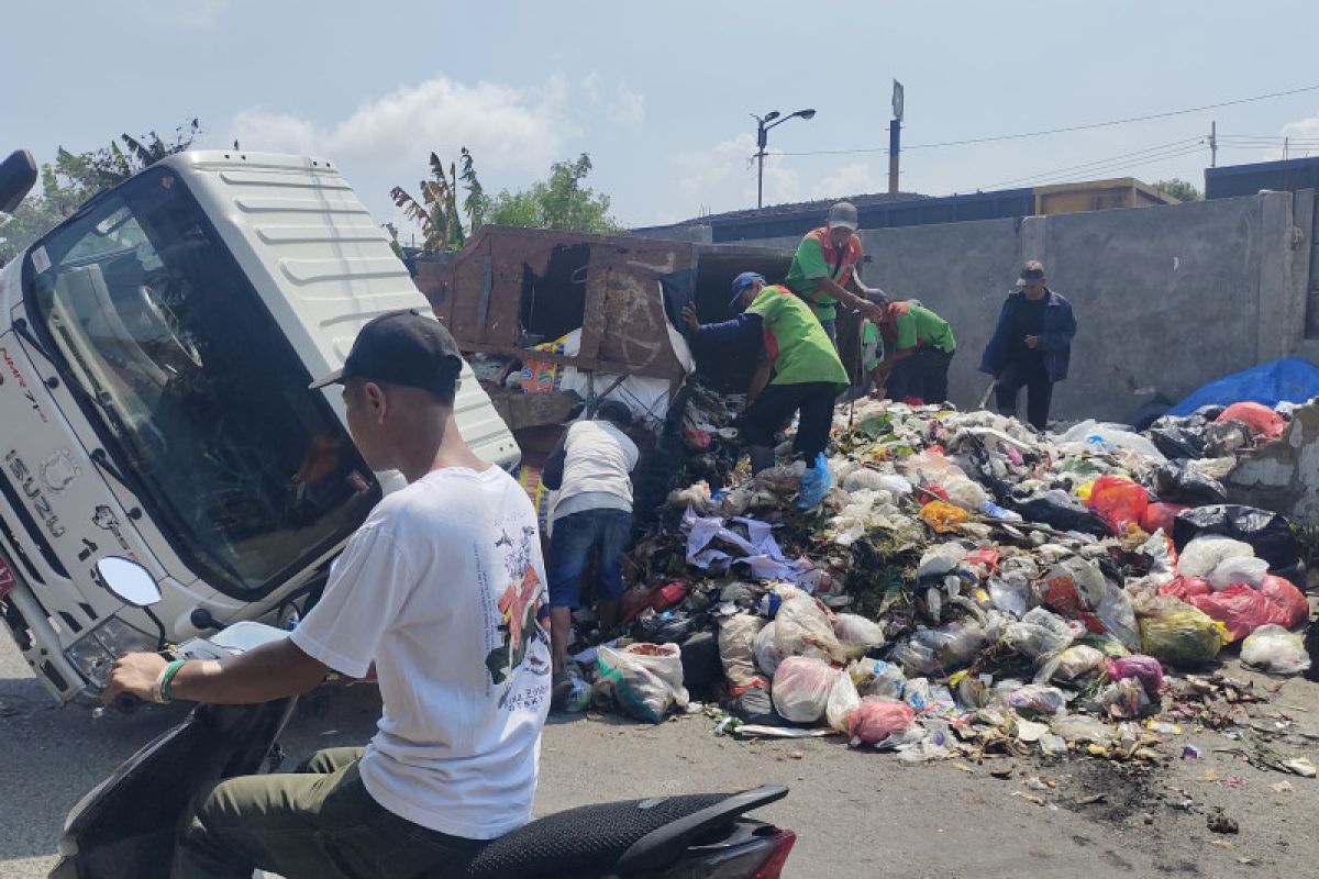 Pemkot Bandarlampung ganti truk sampah secara bertahap