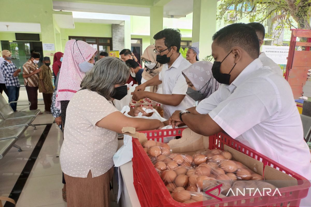 Bulog Yogyakarta menggelar operasi pasar murah di 17 kapanewon di Sleman