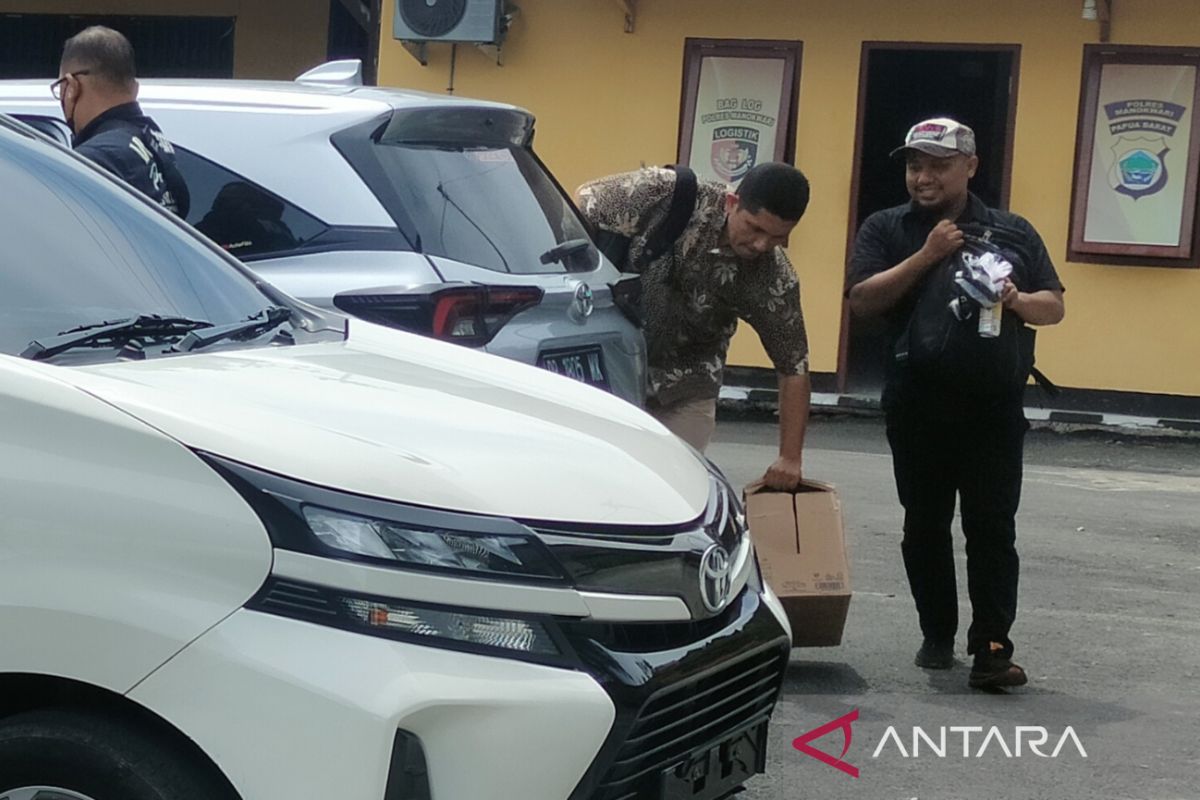 KPK mengangkut satu koper dokumen usai agenda tertutup di Manokwari