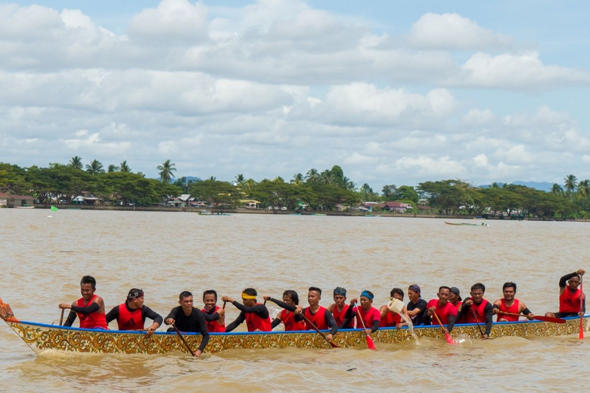 Lomba perahu panjang primadona Festival Sungai Kayan