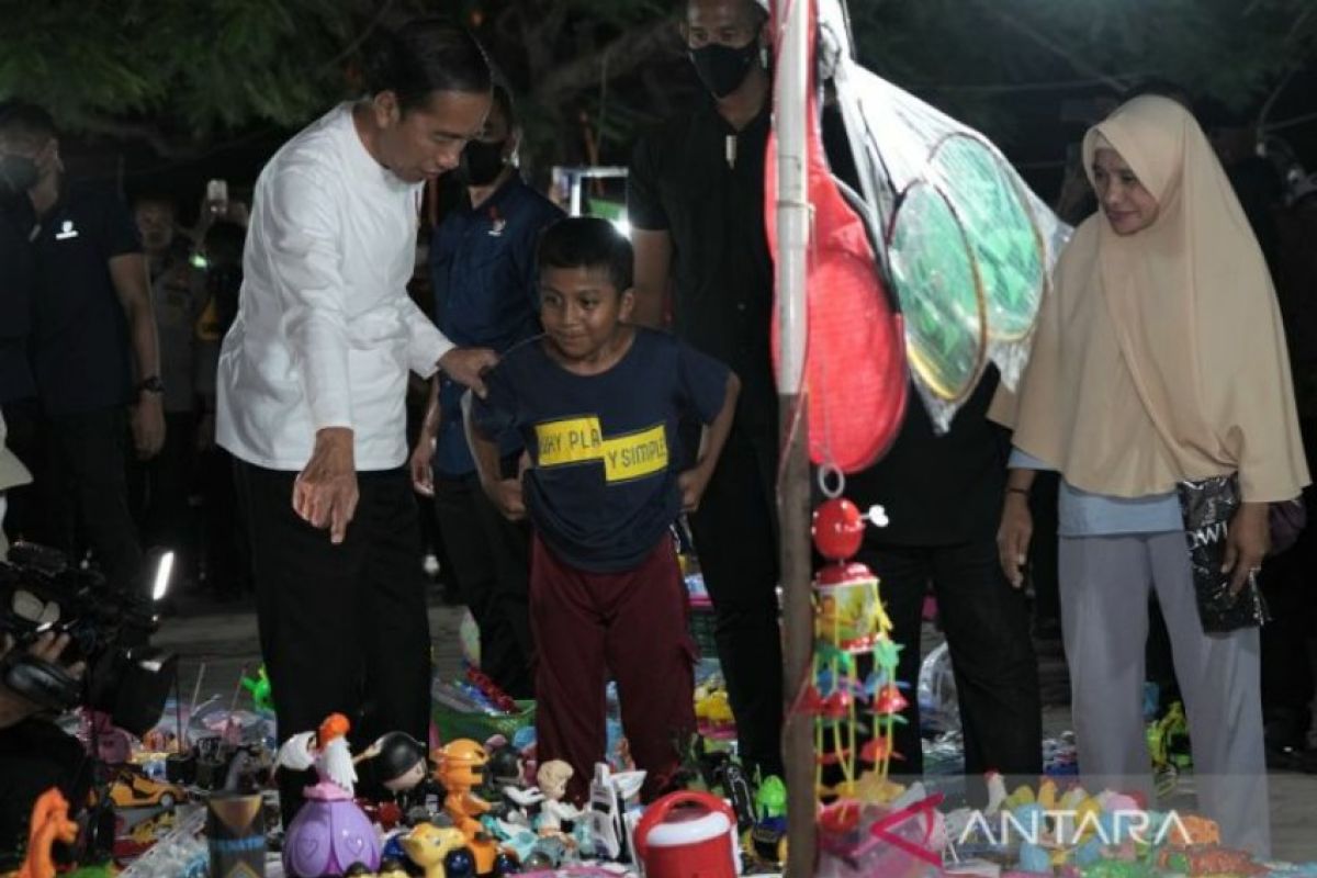 Presiden Jokowi sambangi PKL Pantai Kamali Baubau dan traktir anak-anak