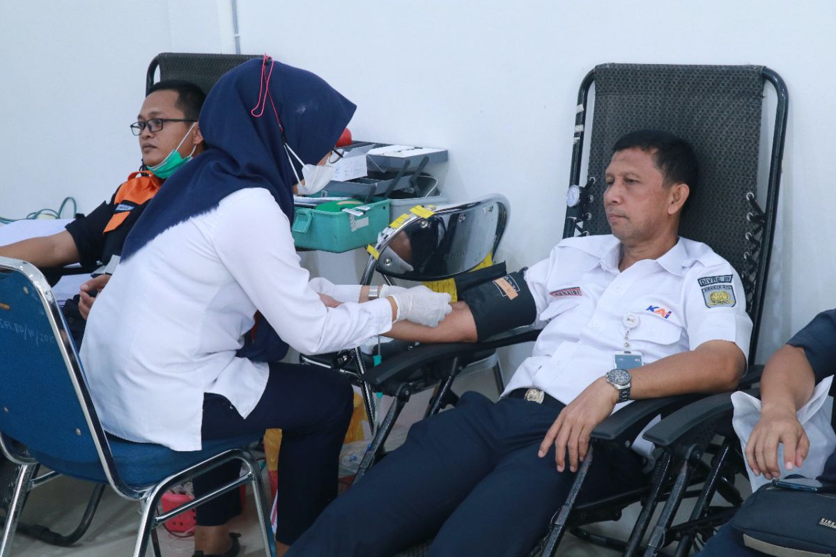 KAI Divre III Palembang rayakan HUT ke-77 gelar donor darah dan santuni anak yatim
