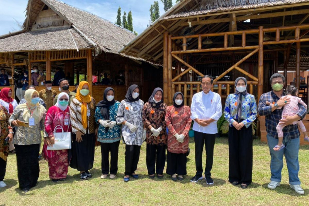 Presiden Joko Widodo disuguhi kuliner khas Malut