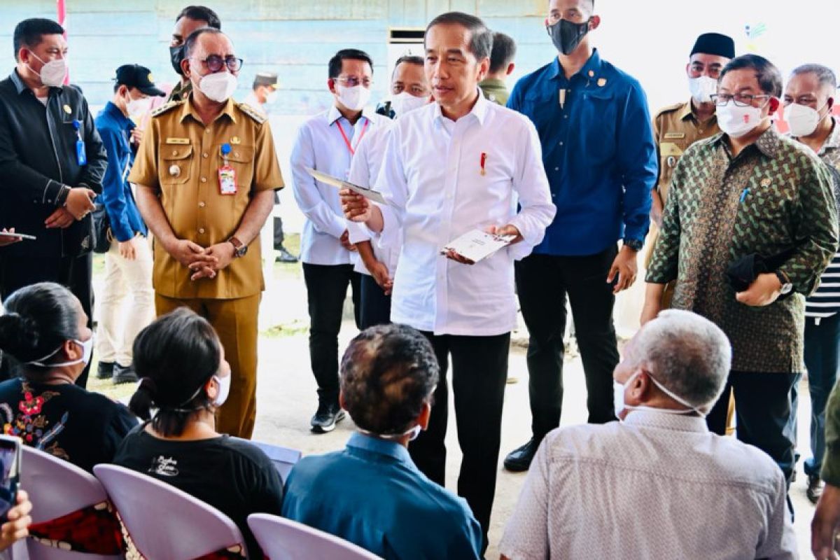 Presiden Jokowi minta warga gunakan bantuan sosial untuk hal produktif