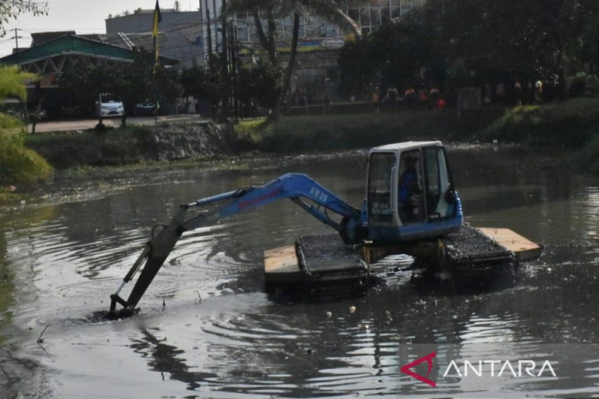 Jakarta Timur antisipasi banjir dengan gerebek lumpur di Cipayung