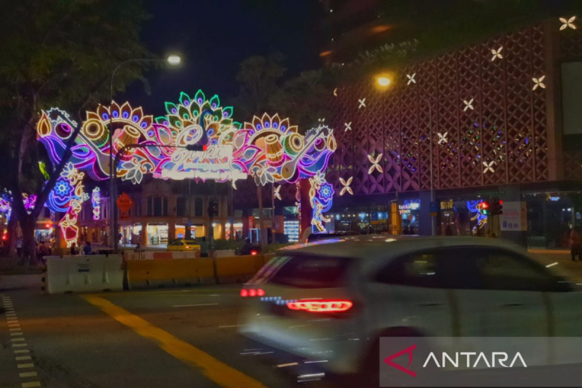 Hiasan lampu warna-warni sambut perayaan Dipawali di Singapura