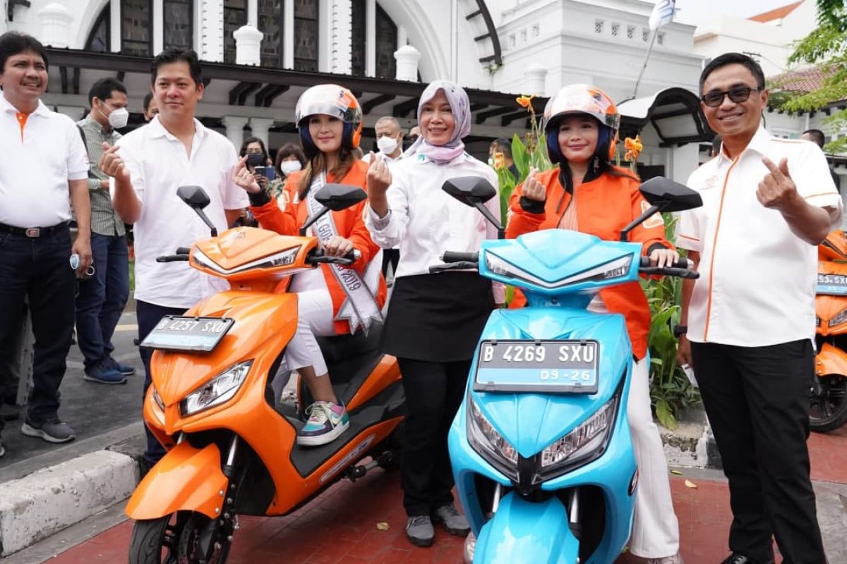 Pos Indonesia encourages its couriers to use electric motorcycles