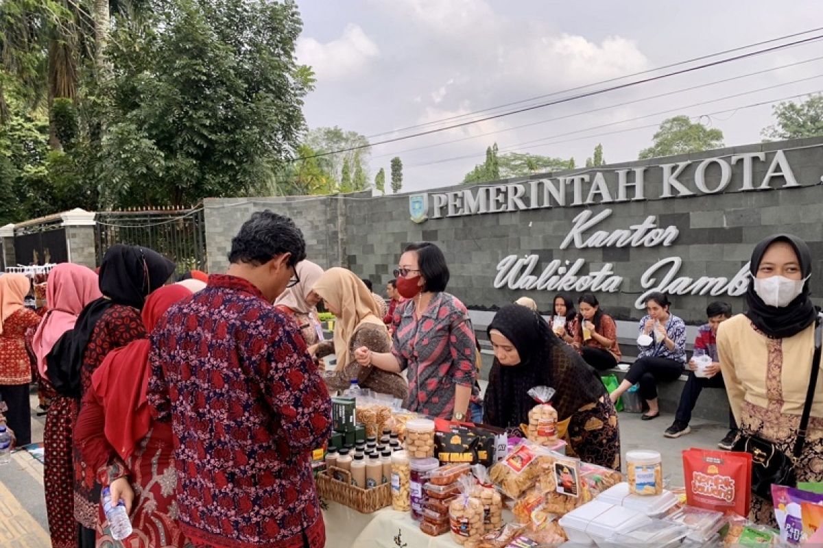 Parade Batik dalam rangka memperingati Hari Batik Nasional 2022